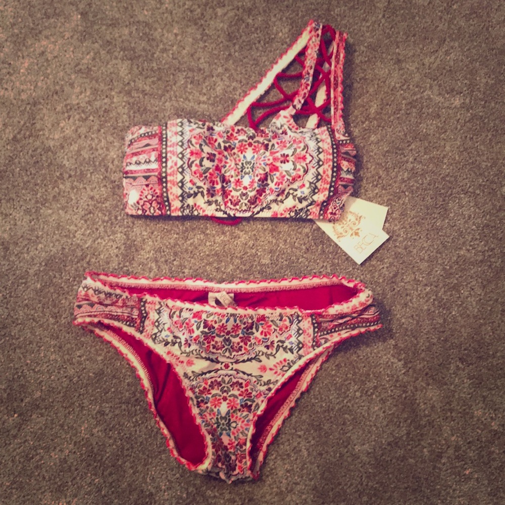 Woman’s Lg Becca 2 pc swimsuit. Worn 2-3 times.